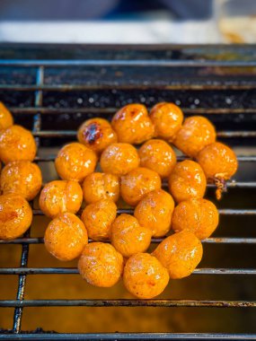 Tay Kuzeydoğu sosisi kömür ocağında kızartılıyor.