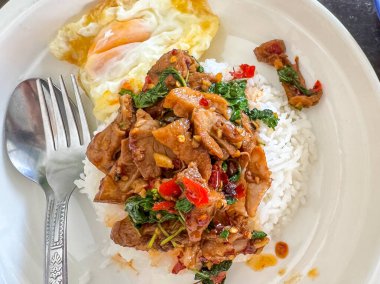 Pirinç kızarmış ördek ve kızarmış yumurta ile fesleğen ile tepesinde