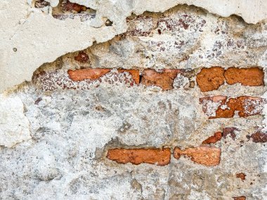 Kirli ve çatlak bir tapınağın beton duvarı