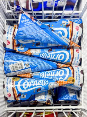 Bangkok Tayland - 1 Mar 2025: 7-11 'de dondurulmuş dondurmalar dondurucuda satılıyor