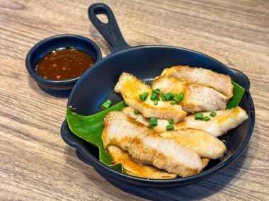 Tabakta ızgara domuz eti, yemeye hazır.