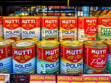 Bangkok Tayland - 21 Şubat 2025: Bangkok Tayland 'daki Foodland süpermarketinde satılık çok sayıda domates konservesi