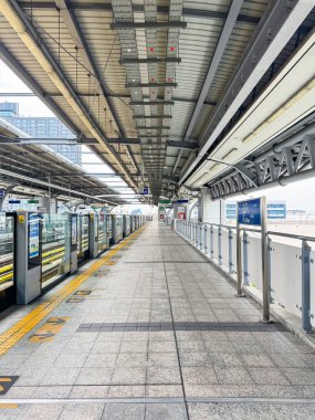 Bangkok, Tayland - 26 Şubat 2025: Bangkok Tayland 'daki Po Chao BTS Skytrain istasyonu.