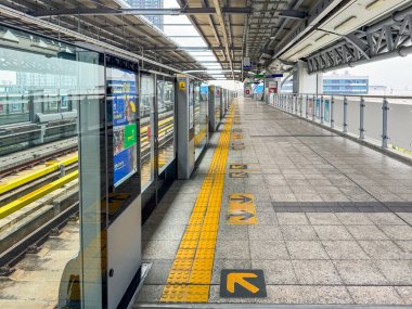 Bangkok, Tayland - 26 Şubat 2025: Bangkok Tayland 'daki Po Chao BTS Skytrain istasyonu.