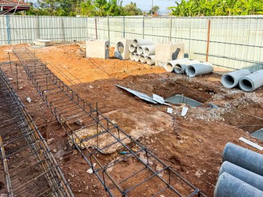 İnşaat alanında inşaat ekipmanları 