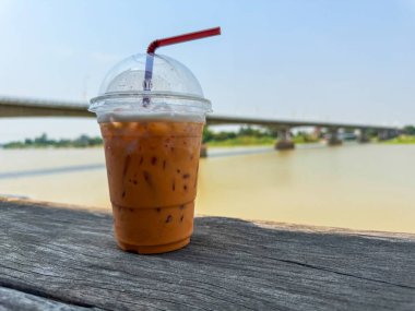 Thai sütlü buzu masanın üstünde.