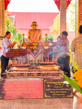 Uthaithani, Tayland - 22 Mart 2025: Wat Tha Sung tapınağındaki tapınak salonunda Altın Buda heykeli