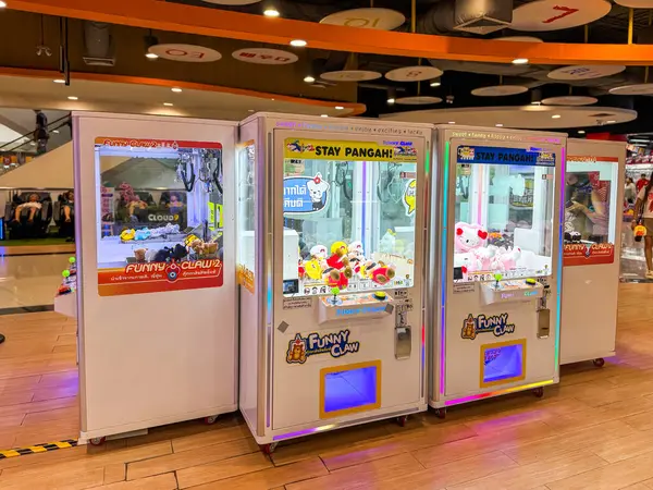 Bangkok Tayland 30 Mart 2025: Oyuncak pençe turna oyun otomatı veya dolap oyuncağı yakaladı