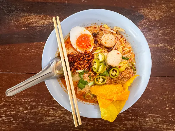 Tom Yum Pork baharatlı çorbası ile haşlanmış yumurta 