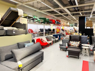 Bangkok Tayland - 13 Nisan 2025: Tayland 'daki IKEA mağazasının içi. IKEA Bangna dünyanın en büyük mobilya perakendecisi..