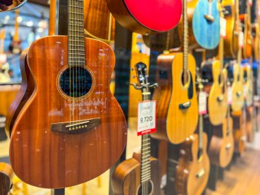 Bangkok Tayland - 30 Mart 2025: Gitar Merkezi müzik enstrümanları mağazasında satılık çeşitli elektro gitarların görüntüsü