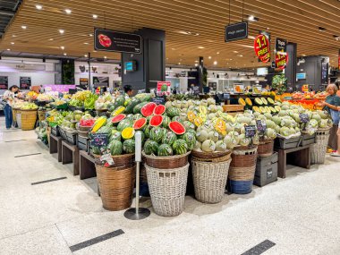 Bangkok Tayland - 4 Mayıs 2025: Merkez Rama II 'deki süpermarkette çok sayıda meyve satılıyor 