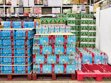 Bangkok, Tayland - 1 Mayıs 2025: Makro süpermarketinde birçok yiyecek ve içecek satışı