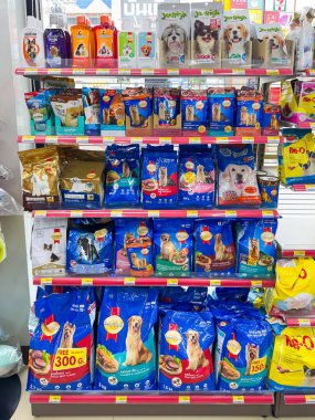 Bangkok Tayland - 2 Mayıs 2025: 7-11 yıllarında raflarda satılık birçok hayvan yiyeceği markası 