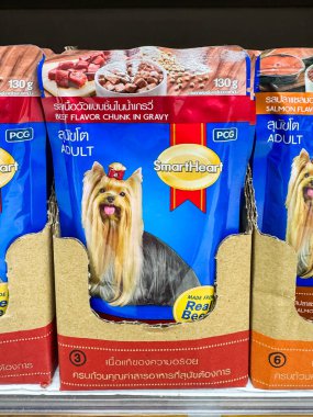 Bangkok Tayland - 23 Nisan 2025: Foodland Supermarket 'te satılık birçok hayvan yiyeceği markası