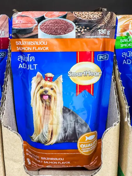 Bangkok Tayland - 23 Nisan 2025: Foodland Supermarket 'te satılık birçok hayvan yiyeceği markası