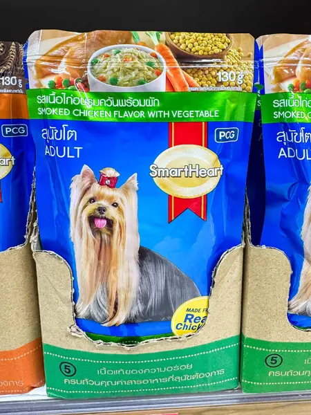 Bangkok Tayland - 23 Nisan 2025: Foodland Supermarket 'te satılık birçok hayvan yiyeceği markası
