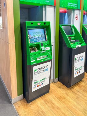 Bangkok, Tayland - 27 Haziran 2025: Bangkok 'taki Kasikorn Bankası önündeki ATM makinesi