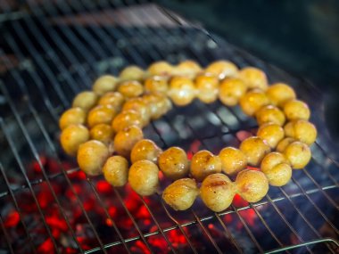 Tay Kuzeydoğu sosisi kömür ocağında kızartılıyor.