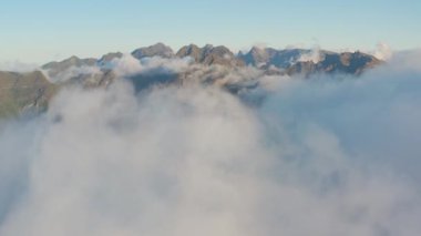 Pico do Ruovo ve Pico do Arieiro, Madeira Adası, Madeira adasının en yüksek noktası. Portekiz manzaralı sarp ve güzel dağlar ve günbatımında bulutlar. Hava görünümü.