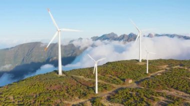 Sonbaharda dağlarda güzel, güneşli bir yerde rüzgar türbinleri. Yeşil enerji üretimi. Ekolojik bir alanda rüzgar tarlası. Hava görüntüsü. Madeira Adası. Yaz günü