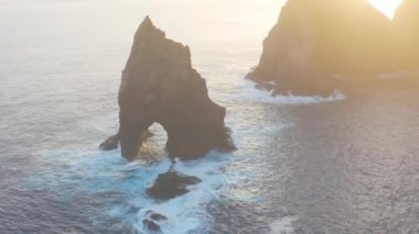 Ponta de Sao Lourenco, Madeira, Portekiz. Yeşil manzaralı güzel bir dağ manzarası, uçurumlar ve Atlantik Okyanusu. Aktif yaz yürüyüşü sahnesi. Seyahat tatili geçmişi