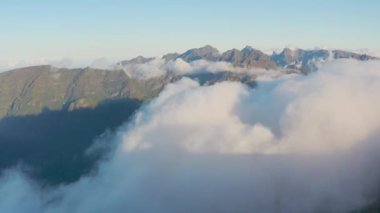 Pico do Ruovo ve Pico do Arieiro, Madeira Adası, Madeira adasının en yüksek noktası. Portekiz manzaralı sarp ve güzel dağlar ve günbatımında bulutlar. Hava görünümü.