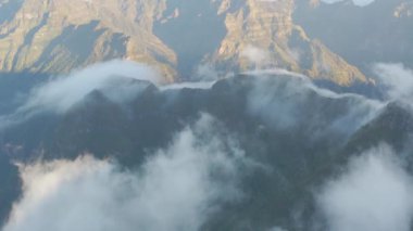 Pico do Ruovo ve Pico do Arieiro, Madeira Adası, Madeira adasının en yüksek noktası. Portekiz manzaralı sarp ve güzel dağlar ve günbatımında bulutlar. Hava görünümü.