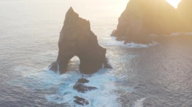 Ponta de Sao Lourenco, Madeira, Portekiz. Yeşil manzaralı güzel bir dağ manzarası, uçurumlar ve Atlantik Okyanusu. Aktif yaz yürüyüşü sahnesi. Seyahat tatili geçmişi