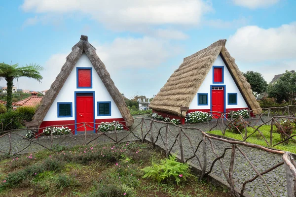 Traditionelle Hüttenhäuser Und Garten Von Madeira Auf Dem Dorf Santana — Stockfoto