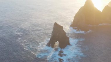 Ponta de Sao Lourenco, Madeira, Portekiz. Yeşil manzaralı güzel bir dağ manzarası, uçurumlar ve Atlantik Okyanusu. Aktif yaz yürüyüşü sahnesi. Seyahat tatili geçmişi