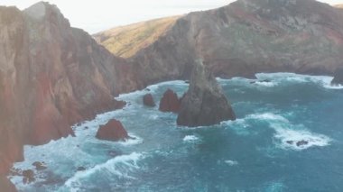 Ponta de Sao Lourenco, Madeira, Portekiz. Yeşil manzaralı güzel bir dağ manzarası, uçurumlar ve Atlantik Okyanusu. Aktif yaz yürüyüşü sahnesi. Seyahat tatili geçmişi