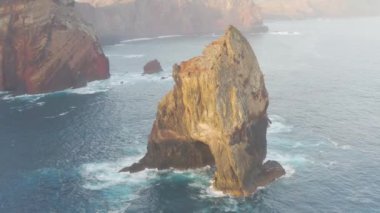 Ponta de Sao Lourenco, Madeira, Portekiz. Yeşil manzaralı güzel bir dağ manzarası, uçurumlar ve Atlantik Okyanusu. Aktif yaz yürüyüşü sahnesi. Seyahat tatili geçmişi