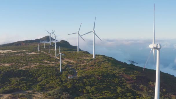 Windturbines Een Prachtige Zonnige Plek Bergen Herfst Groene Energieproductie Windmolenpark — Stockvideo