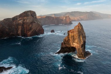 Ponta de Sao Lourenco, Madeira, Portekiz. Yeşil manzaralı güzel bir dağ manzarası, uçurumlar ve Atlantik Okyanusu. Aktif yaz yürüyüşü sahnesi. Seyahat tatili geçmişi