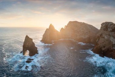 Ponta de Sao Lourenco, Madeira, Portekiz. Yeşil manzaralı güzel bir dağ manzarası, uçurumlar ve Atlantik Okyanusu. Aktif yaz yürüyüşü sahnesi. Seyahat tatili geçmişi