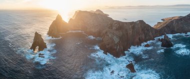 Ponta de Sao Lourenco, Madeira, Portekiz. Yeşil manzaralı güzel bir dağ manzarası, uçurumlar ve Atlantik Okyanusu. Aktif yaz yürüyüşü sahnesi. Seyahat tatili geçmişi