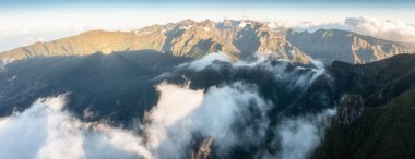 Pico do Ruovo ve Pico do Arieiro, Madeira Adası, Madeira adasının en yüksek noktası. Portekiz manzaralı sarp ve güzel dağlar ve günbatımında bulutlar. Hava görünümü.