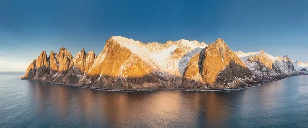 Kaya Şeytanın Çenesi Norwey Senja Snow Adası Kışın Kışın Kıyı — Stok fotoğraf