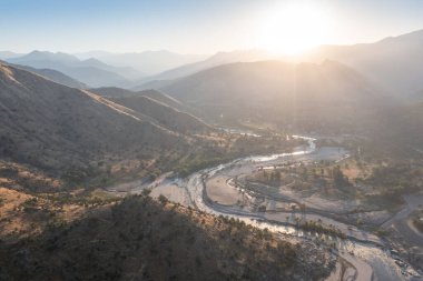 Dağ kanyonundaki çamurlu dere. Yaz başında sel baskınından sonra nehir. Kuru kayalıklar nehir yatağını oluşturur. Doğal afetler konsepti. Küresel ısınma Hava görünümü.