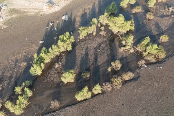 Ubłocony Strumień Górskim Kanionie Rzeka Zalaniu Wczesnym Latem Suche Klify — Zdjęcie stockowe