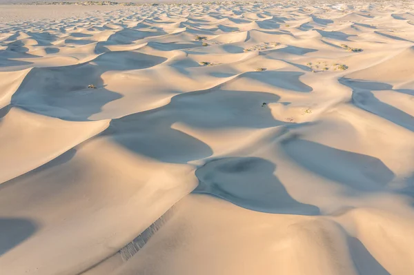 美国加利福尼亚死亡谷国家公园中平坦的沙丘日出时的天然波纹沙丘景观 早上在莫哈韦沙漠散步 后面是Amargosa山脉 — 图库照片