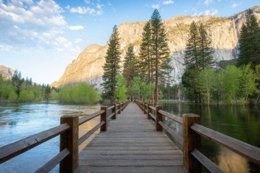 Yosemite Vadisi yaz zamanı, yürüyüş için köprü. Yosemite Köyü, Yosemite Ulusal Parkı, Kaliforniya, ABD, Kuzey Amerika