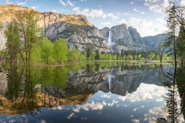 Yosemite Vadisi, Yosemite Ulusal Parkı, Kaliforniya, ABD 'de görülen Yosemite Şelaleleri vadide alçak bulutlar vardı..