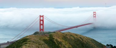 Lizbon 'daki Vasco da Gama köprüsü güneş doğana kadar, Portekiz. Vasco da Gama Köprüsü bir dönüm noktasıdır ve dünyanın en uzun köprülerinden biridir. Şehir manzarası. Portekiz inanılmaz bir turistik yerdir.