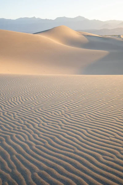 米国カリフォルニア州デスバレー国立公園 メスキートフラットサンドデューンでの日の出の間に自然な波紋の砂のパターンに関する風景 アマルゴサ山脈を背景としたモハーベ砂漠での朝の散歩 — ストック写真