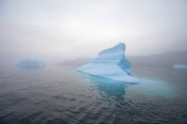 Buzullar yukarıdan gelen iklim değişikliği ve küresel ısınma görüntülerini drone ediyorlar. Ilulissat, Grönland 'daki eriyen bir buzdağının buzulları. UNESCO dünyasındaki Kuzey Kutbu doğasının buzlu manzarası