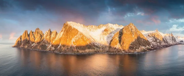 挪威北部的午夜阳光 挪威北方峡湾平静的水面上 令人惊奇的落日耸立在群山之中 桑贾岛的观景台旅游 旅行概念 — 图库照片