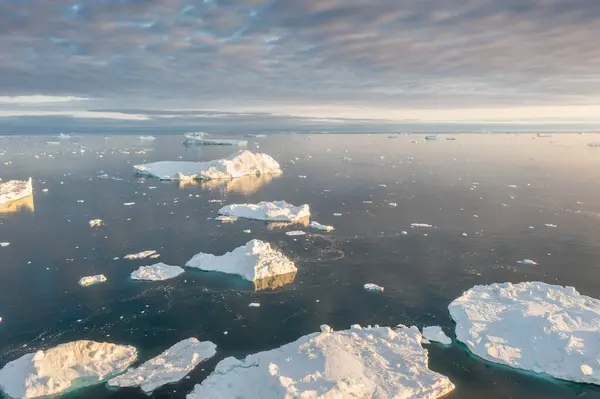 Derretendo Iceberg Derramando Água Mar Pela Costa Groenlândia Incrível Iceberg — Fotografia de Stock