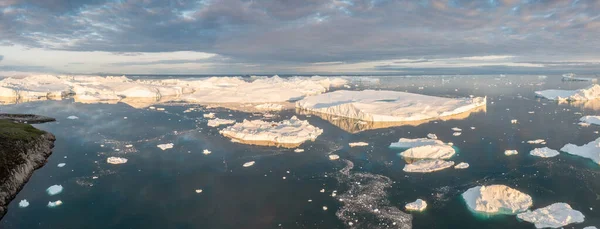 Derretimiento Iceberg Vertido Agua Mar Por Costa Groenlandia Groenlandia Increíble — Foto de Stock